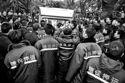 广州上百押运员昨罢工多银行无钱可取 业务已