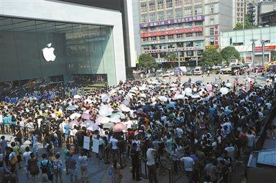重庆首家苹果直营店开业 果粉提前19小时排队