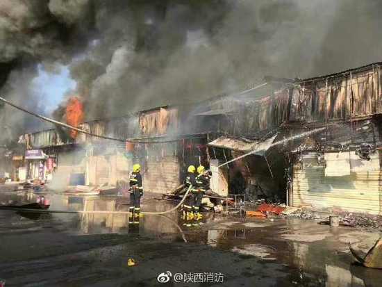西安大明宫一建材市场发生火灾 暂无人员被困