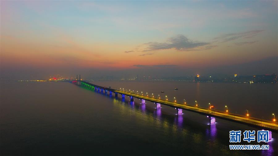 港珠澳大桥全线亮灯 主体工程具备通车条件(高